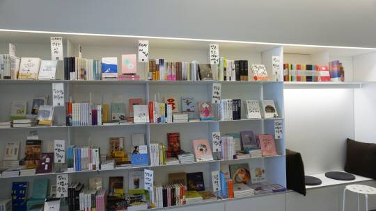 북바이북 판교점은 비소설을 주로 취급해 따뜻한 느낌의 인테리어를 기본으로 한 상암점(소설점)과는 다른 느낌을 추구했다. ‘우리 서점이나 할까’, ‘모두를 위한 페미니즘’ 등 독특한 주제별로 책을 큐레이션한 게 돋보인다. 평소에도 공간에 따른 사람들의 인지에 관심이 많다는 김진양 대표는 정재승 카이스트 교수를 작가 번개로 섭외해 신경건축학에 대한 강연을 진행하고 싶다는 바람을 내비쳤다. /정혜진기자