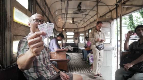 콜카타를 누비는 트램 내부.