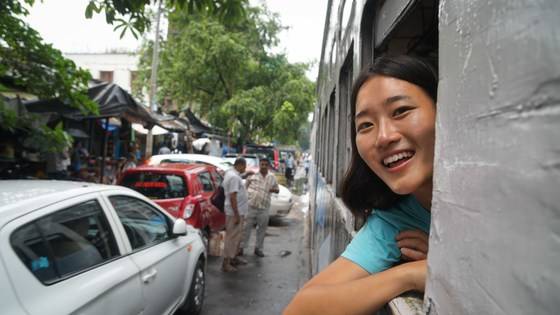 창문이 열리는 콜카타 트램에서 찍을 수 있는 인증샷.