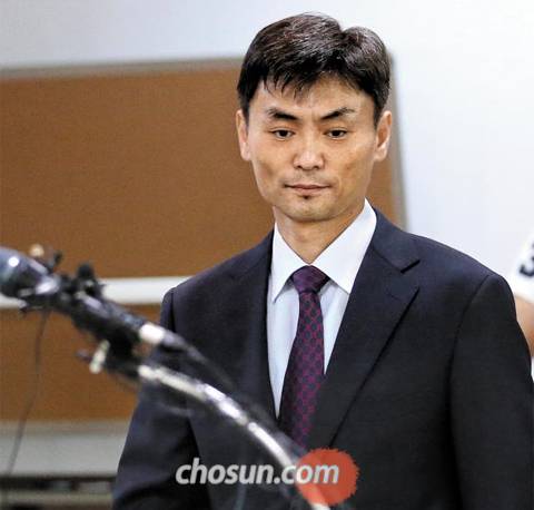 박성진 중소벤처기업부 장관 후보자가 31일 기자회견을 자청하고, 서울 영등포구 여의도 중소기업중앙회에 마련된 기자회견장에 굳은 표정으로 들어오고 있다. 박 후보자는 역사관 등 자신을 둘러싼 논란에 대해 1시간 30여 분 동안 해명하며 자진 사퇴 의사가 없음을 밝혔다. /남강호 기자