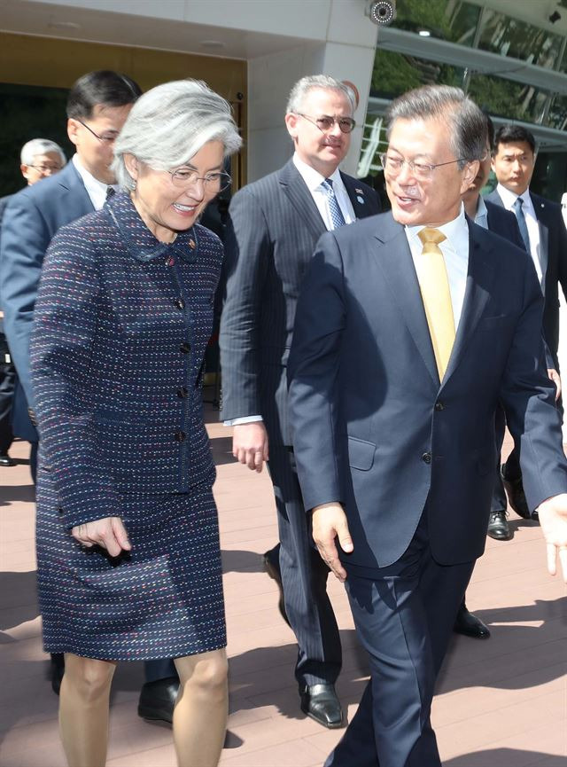 문재인 대통령이 31일 부산 APEC 누리마루에서 열린 동아시아-라틴아메리카 협력포럼(FEALAC)에서 연설을 마친 뒤 강경화 외교부 장관과 이동하고 있다.  청와대사진기자단