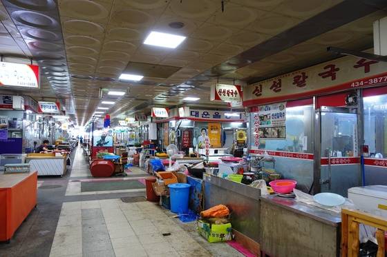 홍천읍내 상설시장인 중앙시장 동문~서문 통로를 따라 음식점 20여 곳이 모여있다. 메밀 총떡과 부침, 칼국수·올챙이국수·순대 등을 판다.