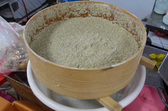 메밀부침 반죽을 만들 때 메밀 녹쌀을 갈아 거르는 체. 일반 체보다 쳇바퀴가 훨씬 커서 따로 맞췄다고 한다.