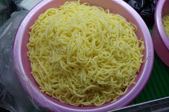 미리 뽑아 놓은 올챙이국수. 옥수수가루 죽은 찰기가 적어 국수를 뽑으면 올챙이 크기로 똑똑 떨어져 그런 이름을 얻게 됐다. 요즘은 기술이 발달해 이처럼 길다란 국수가 뽑아진다고 한다.