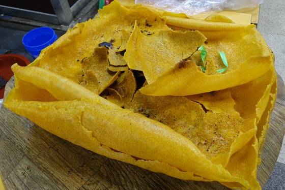 올챙이국수를 만들 옥수수가루 묵을 쑬 때 나온 누룽지. 튀겨서 먹으면 맛있다고 한다.