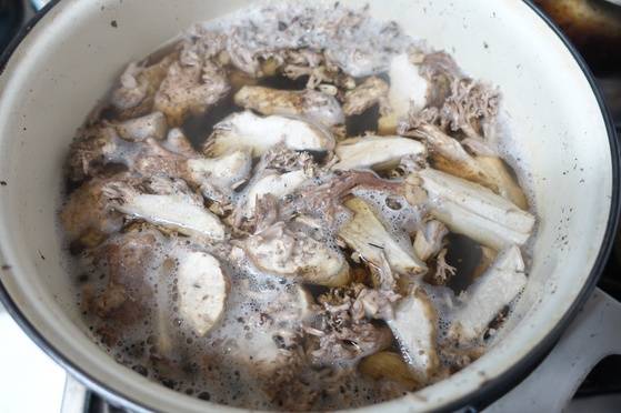 소금 한 줌 푼 물에 싸리버섯을 삶는 모습.