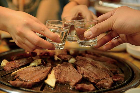 소주·맥주 한 잔에 당 알코올 약 8g 포함돼 있다. 술 한잔에 얼굴이 빨개지는 사람은 태생적으로 알코올을 분해하는 효소가 적다. [중앙포토]