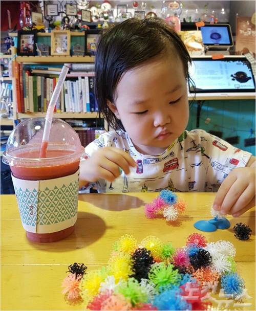 서울의 한 카페. 아이들이 지루해하지 않도록 놀이용품을 비치했다. (사진=김효은 기자)