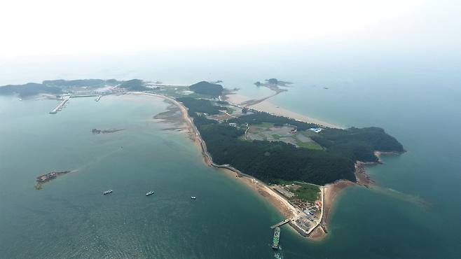 충남 대천에서 뱃길로 약 1시간 거리에 자리잡고 있는 장고도는 멀리서 쳐다보면 섬의 모양이 얼핏 장구처럼 생겼다 하여 장구섬이라고도 불렸다. 드론으로 촬영한 장고도 전경. 이재언 제공