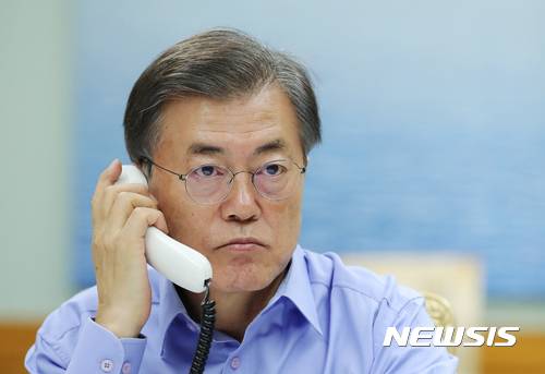 【서울=뉴시스】전진환 기자 = 문재인 대통령이 1일 밤 청와대 관저 소회의실에서 도널드 트럼프 미국 대통령과 통화하고 있다. 2017.09.01. (사진=청와대 제공) photo@newsis.com