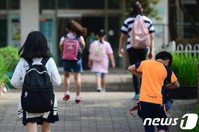 등교 중인 어린이들. (자료사진) © News1 임세영 기자