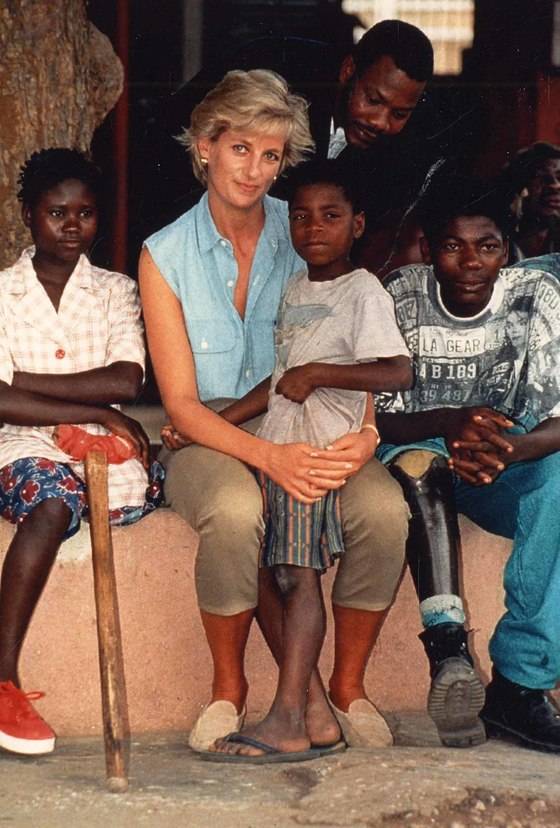 대인지뢰로 다리를 잃은 앙골라 아이들과 만난 다이애나. [중앙포토]