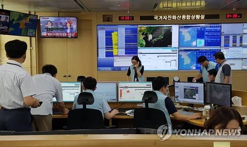 분주한 기상청 국가지진화산종합상황실   (서울=연합뉴스) 기상청 국가지진화산종합상황실은 3일 오후 12시 36분 북한 함경북도 길주군 풍계리(길주 북북서쪽 40㎞ 지역)에서 인공 지진이 발생했다고 밝혔다.  이 지진은 자연지진이 아닌 인공지진으로 추정된다. 기상청에 따르면 진앙은 북위 41.24도, 동경 129.04도이며, 진원의 깊이는 0㎞이다. 사진은 기상청 국가지진화산종합상황실에서 관계자들이 북한 인공지진 현황과 규모, 위치 등을 분석하는 모습. 2017.9.3  photo@yna.co.kr