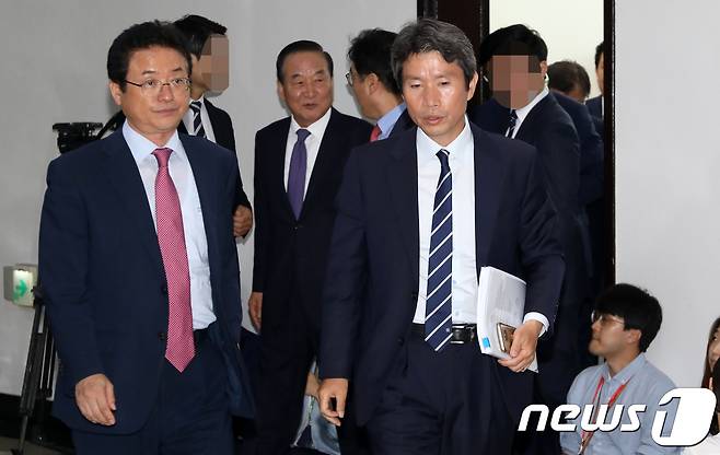 이철우 정보위원장(자유한국당)과 이인영 더불어민주당 의원이 4일 서울 여의도 국회에서 열린 정보위원회에 참석하고 있다. 2017.9.4/뉴스1 © News1 이동원 기자