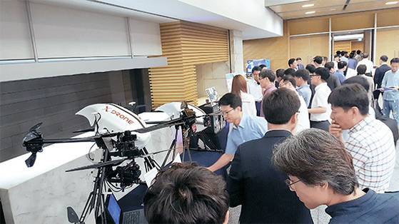 국내 업체 엑스드론이 서울 남대문로 대한상공회의소에서 공개한 배송·정찰용 드론. 기체 무게는 10㎏ 내외로 40~60분간 반경 10㎞ 거리를 이동할 수 있다. [김동호 기자]