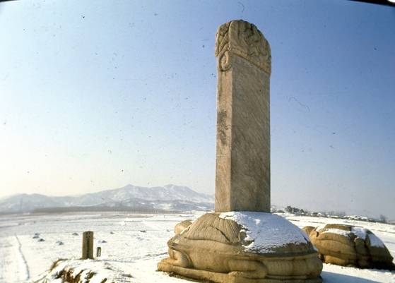 굴욕의 역사가 서린 삼전도비.병자호란 당시 남한산성에서 항거하던 인조가 서울 삼전도(지금의 송파구 석촌동)에서 청군에게항복했다는 사실을 기록하고 있다. [중앙포토]