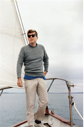 요트에서 카키색 면바지를 입고 있는 케네디 대통령. /사진=케네디 대통령 도서관