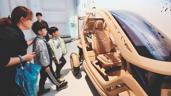 4월 18일 경기 국립과천과학관 미래상상SF관에서 어린이들이 3D 프린터로 만든 자동차를 살펴보고 있다. [뉴스1]