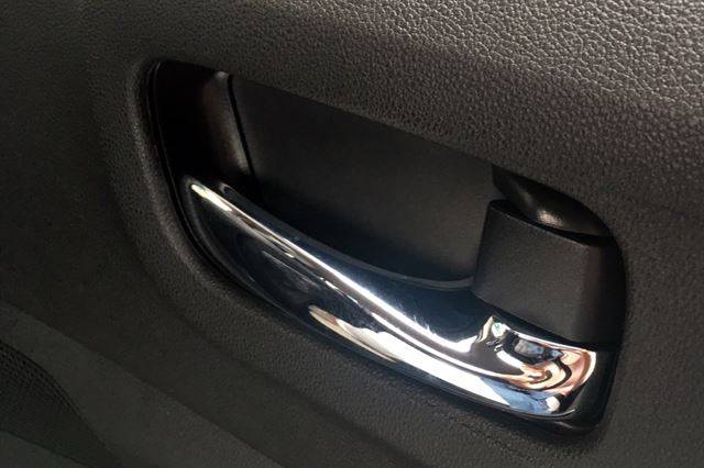 문 잠금 장치에서 원가절감을 강하게 느낄 수 있었다. 플라스틱된 장식없는 단순한 디자인