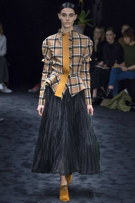 브라운 계열의 체크무늬 의상은 이번 시즌 키 아이템이다. 타탄체크 블라우스를 선보인 2017 FW 로에베 쇼. [사진 로에베]