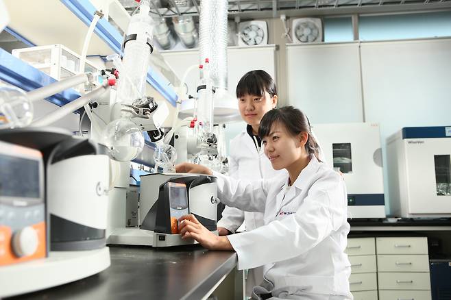 UNIST 도시환경공학부 학생들이 '환경분석화학연구실'에서 기기를 이용한 실험을 하고 있다. 학생들은 교수의 연구에 1~2년 간 참여하고, 국제 학술지에 논문을 쓰기도 한다. [사진 UNIST]