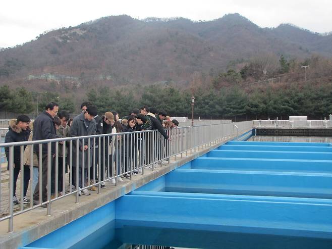 지난해 11월 순천향대 에너지환경공학과 학생들이 한국수자원공사 충정지역본부의 시설을 견학하고 있다. [사진 순천향대 에너지환경공학과]