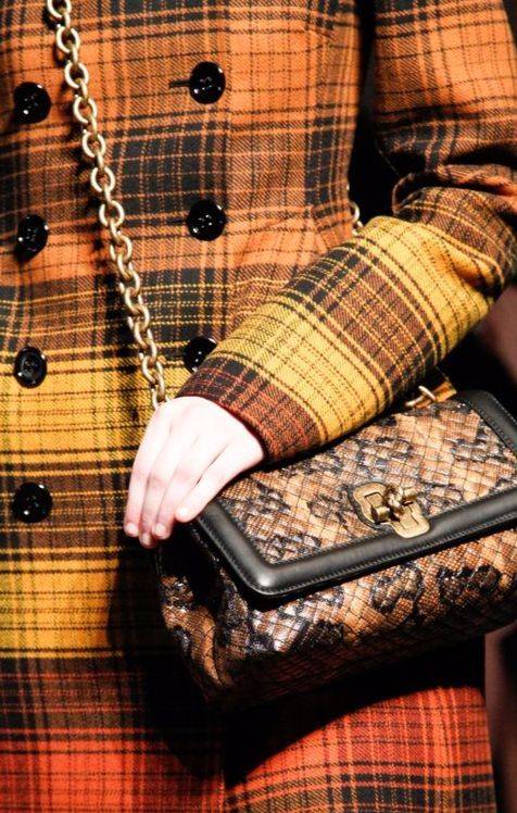 타탄 체크무늬의 코트. 색 배합에 따라 캐주얼부터 클래식까지 두루 아우른다. 2017 보테가 베네타 FW 컬렉션 중 일부. [사진 보테가 베네타]