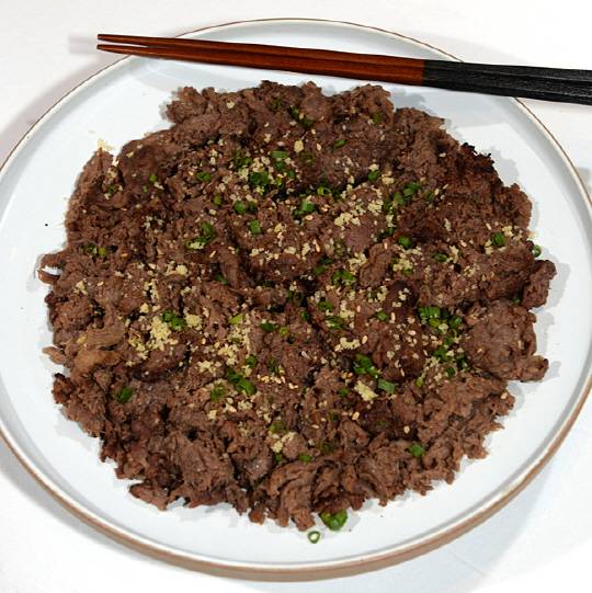 소의 등심 부위를 조리해 구워낸 언양불고기. 일반 불고기와 달리 양념 맛이 약한 반면, 연한 육질에 고소한 맛이 더 강하다.   김호웅 기자 diverkim@