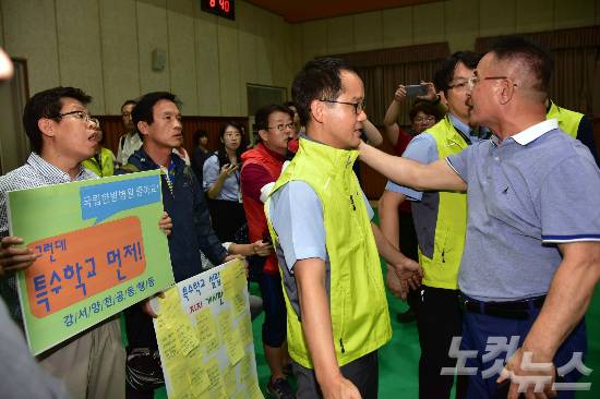 5일 오후 서울 강서구 탑산초등학교에서 열린 강서지역 특수학교 설립 교육감-주민토론회에서 특수학교 설립을 찬성하는 측과 반대하는 측이 말다툼을 벌이고 있다. (사진=윤창원 기자)