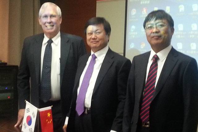 ▲일진그룹과 법적투쟁을 벌이고 있는 희토류 전문가 김유철 씨(사진 가운데). ⓒ비즈맥