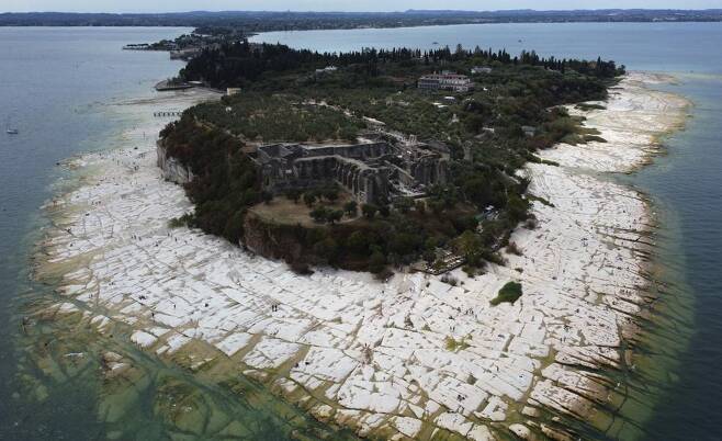 유럽 최악의 가뭄에…이탈리아 최대 호수 바닥까지 드러내 / 사진=AP 연합뉴스