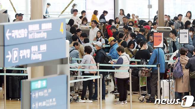 (인천공항=뉴스1) 민경석 기자 = 노동절과 어린이날을 포함한 황금연휴가 시작되는 주말을 맞은 30일 오전 인천국제공항 제1여객터미널 출국장이 여행객들로 붐비고 있다. 2023.4.30/뉴스1  Copyright (C) 뉴스1. All rights reserved. 무단 전재 및 재배포 금지.