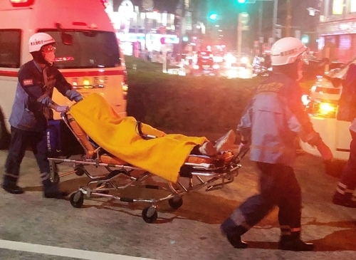 도쿄 세타가야 구간을 달리던 오다큐선 전철 안에서 발생한 흉기 난동 사건으로 부상한 승객을 구급대원이 병원으로 이송하는 모습. 도쿄 교도 연합뉴스