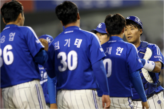 '그래서 더 힘이 났나?' 포수 이흥련(오른쪽) 등 삼성 선수들이 21일 두산과 원정에서 승리한 뒤 하이파이브를 하고 있는 모습.(자료사진=삼성)