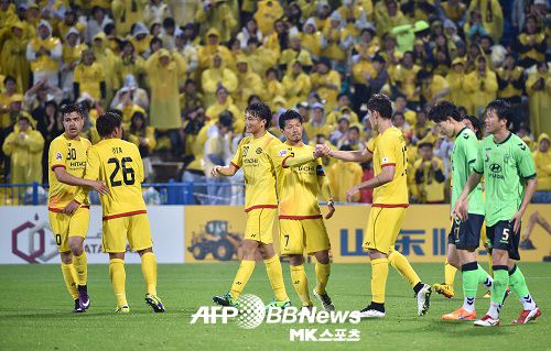 가시와 선수들이 전북과의 AFC 챔피언스리그 조별리그 홈경기 승리를 축하하고 있다. 사진(일본 가시와)=AFPBBNews=News1