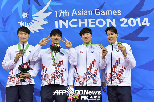 박선관·최규웅·장규철·박태환으로 구성된 한국 혼계영 400m 대표팀이 시상식에서 동메달과 함께 촬영에 응하고 있다. 사진(문학박태환수영장)=AFPBBNews=News1