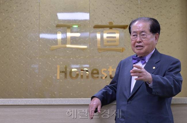 김희수 건양대 총장이 대전 서구 건양대 대전메디컬캠퍼스 대학본부동에 있는 총장실에서 그가 살아온 인술 50년, 교육 30년의 삶에 대해 이야기를 풀어놓고 있다. 그의 집무실 입구엔 그의 생활신조이자 좌우명인 ’정직(正直‘)이라는 큰 글자가 새겨져 있다.이상섭 기자/babtong@heraldcorp.com