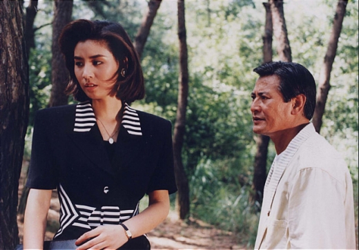 영화 ‘누가 용의 발톱을 보았는가’에 출연한 김성령(왼쪽)과 박근형/ 해당 장면은 영화의 일부분