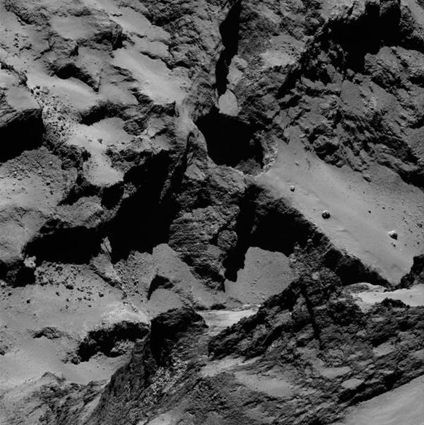 지난 1월 촬영된 67P/추류모프-게라시멘코 지표면의 싱크홀 모습. 사진=ESA