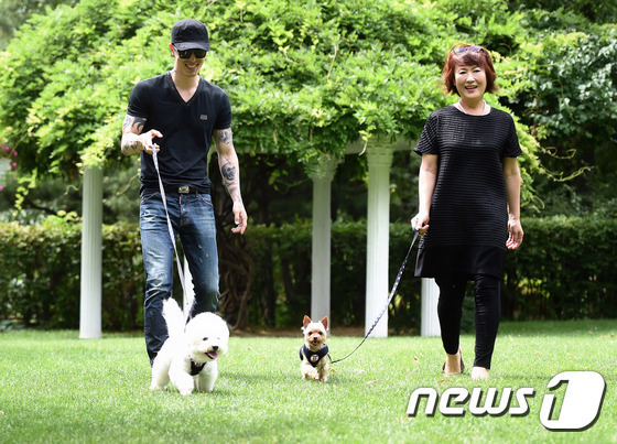 노라조 이혁이 이태원 카페 리엔에 귀여운 강아지 두 마리를 데리고 나타났다.© News1스포츠 / 권현진 기자