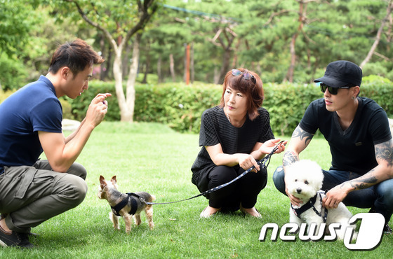 노라조 이혁이 이태원 카페 리엔에 귀여운 강아지 두 마리를 데리고 나타났다.© News1스포츠 / 권현진 기자