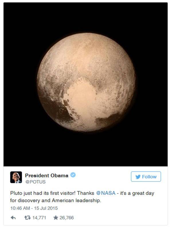 오바마 대통령이 뉴호라이즌스호의 명왕성 근접비행 성공에 트위터로 축하메시지를 보냈다. 오바마는 뉴호라이즌스가 전송해 보낸 하트 모양의 명왕성 지형 사진을 올리고 '명왕성이 최초의 방문객을 맞았다! 이 날은 탐험과 미국의 리더십의 역사에 기록될 위대한 날이다'라고 쓰고 있다.