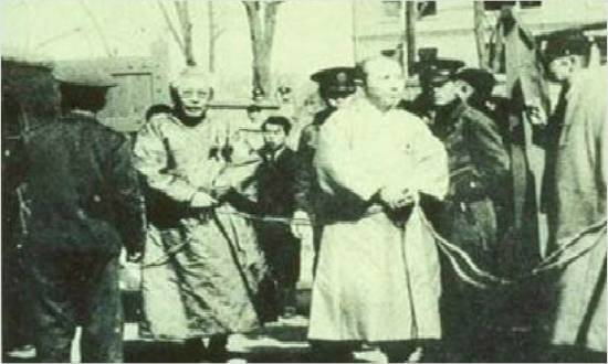 반민특위로 압송돼 가는 최린(뒷편). 앞에 흰 두루마기 차림을 한 인물은 경성방직 사장을 지낸 김연수이다.