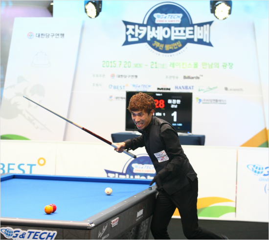 지난 21일 진카세이프티배 3쿠션 챔피언십 결승에서 우승샷을 바라보고 있는 김형곤.(사진=대한당구연맹)