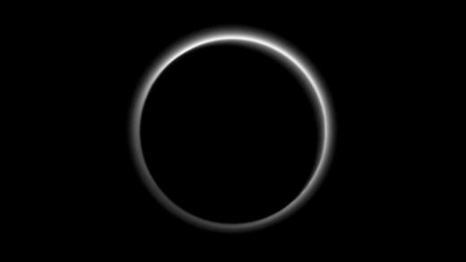 뉴허라이즌스가 잡은 ‘명왕성 최대 발견’. 안개처럼 보이는 명왕성의 대기. 뉴허라이즌스가 명왕성을 근접 통과한 직후 되돌아보며 찍은 사진이다. 태양을 등지고 있어 이처럼 선명한 명왕성 대기를 확인할 수 있었다.