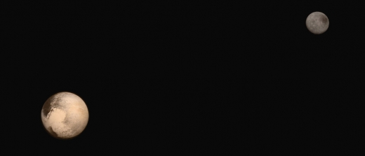 명왕성과 그 최대의 위성인 카론. 두 천체의 북극점은 좌상 쪽에 있다. 뉴허라이즌스가 7월 14일  명왕성 근접비행 중에 찍었다.