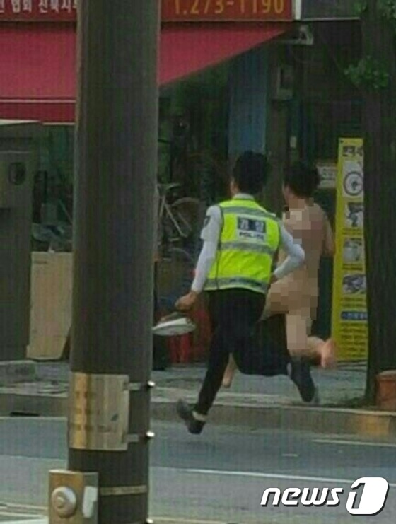 전북 전주시 서신동 일대에서 알몸으로 질주를 하던 20대 남성이 경찰에 붙잡혔다. © News1