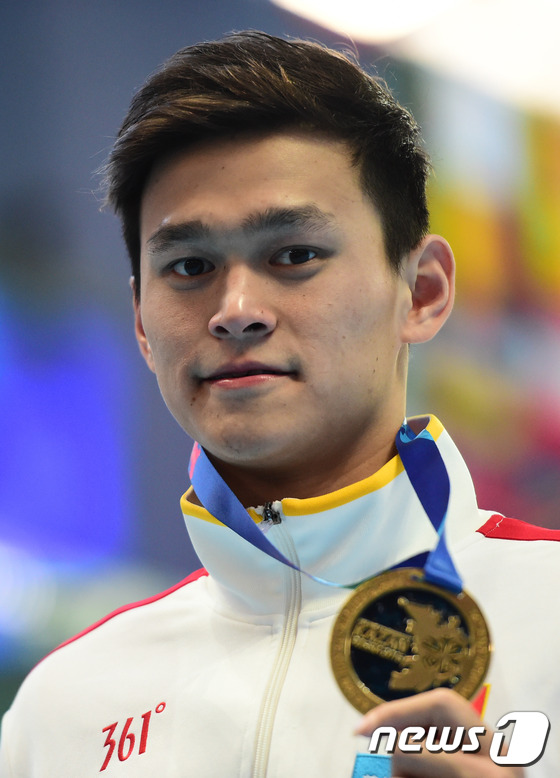 중국의 쑨양이 3일(한국시간) 러시아 카잔 아쿠아틱스 팰리스에서 열린 2015 세계수영선수권대회 자유형 남자 400m에서 딴 금메달을 들어보이고 있다. © AFP=News1