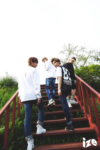 준, 디에잇, 호시, 디노.(왼쪽부터 시계 방향으로)