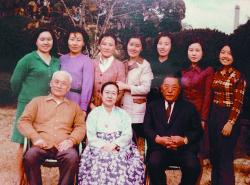 종조부 김홍일(앞줄 왼쪽)의 생일에 모친 이신길(앞줄 가운데)과 부친 김영재(앞줄 오른쪽)가 그 자녀인 일곱 자매와 기념사진을 찍었다. 김명화 권사(뒷줄 왼쪽 두 번째)는 일곱 자매 중 둘째다. 김명화 제공